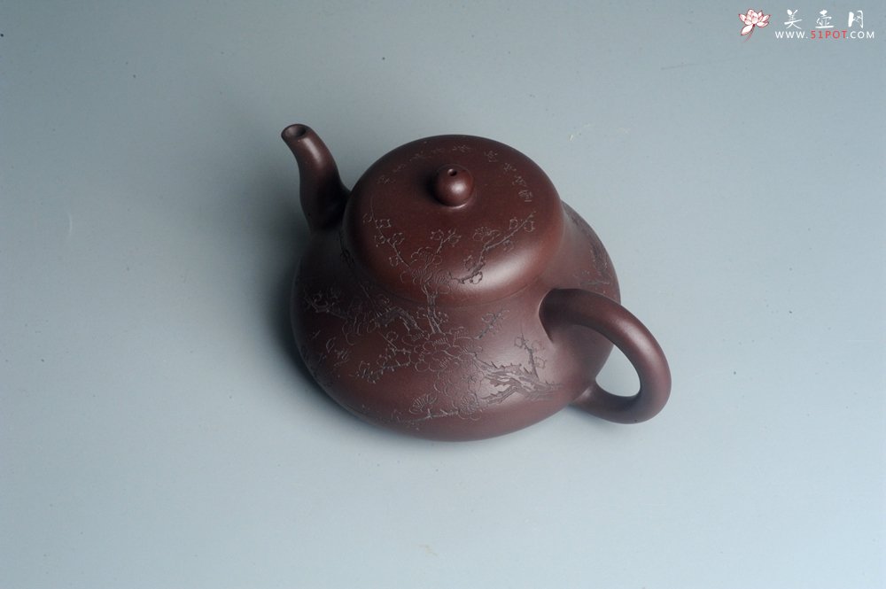 紫砂壶图片：油润底曹青 全手工君德茶壶 通转装饰梅花 特文气 - 全手工紫砂壶网