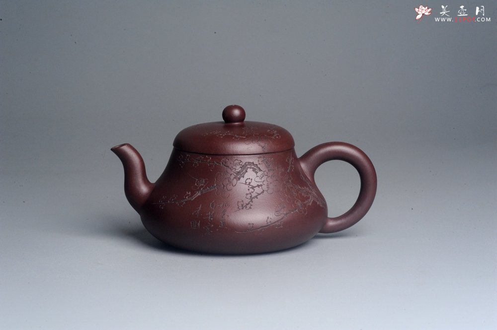 紫砂壶图片：油润底曹青 全手工君德茶壶 通转装饰梅花 特文气 - 全手工紫砂壶网