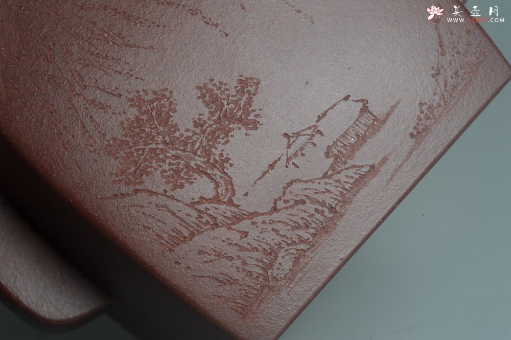 紫砂壶图片：全手工精致汉方壶 装饰山水 特文气 - 全手工紫砂壶网