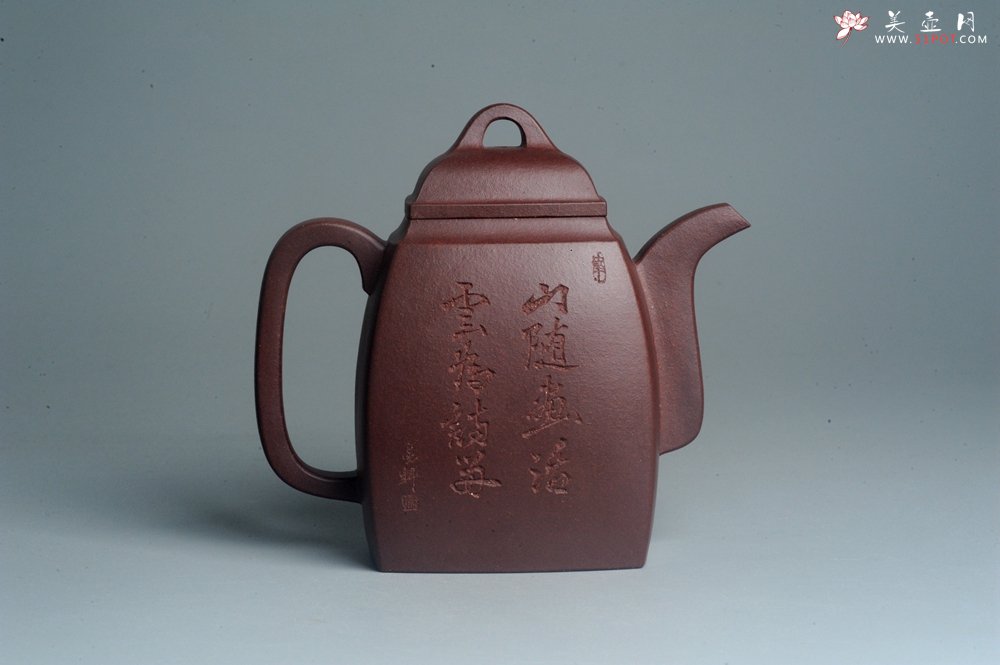 紫砂壶图片：全手工精致汉方壶 装饰山水 特文气 - 全手工紫砂壶网