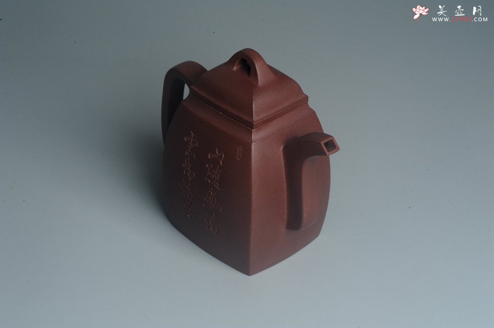 紫砂壶图片：全手工精致汉方壶 装饰山水 特文气 - 全手工紫砂壶网