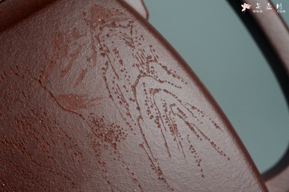 紫砂壶图片：全手工精致汉方壶 装饰山水 特文气 - 全手工紫砂壶网