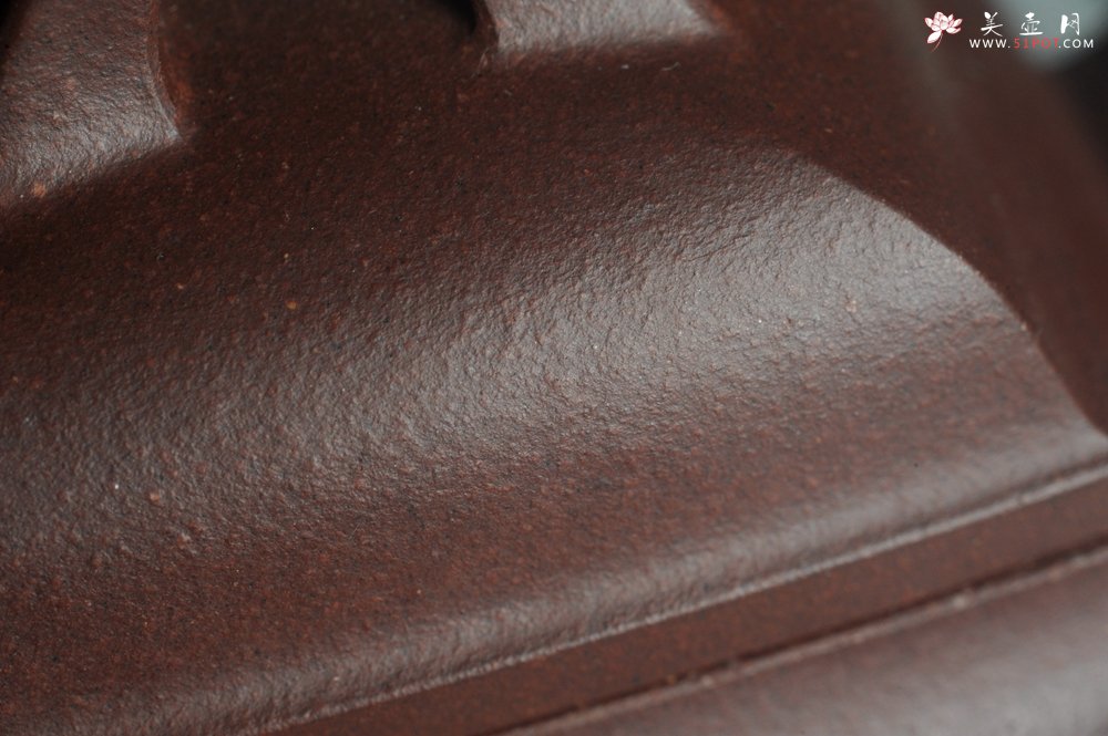 紫砂壶图片：全手工精致汉方壶 装饰山水 特文气 - 全手工紫砂壶网