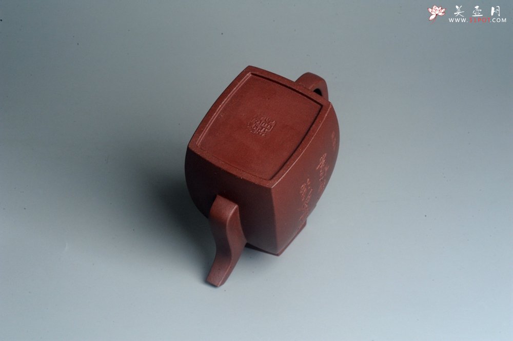 紫砂壶图片：全手工精致汉方壶 装饰山水 特文气 - 全手工紫砂壶网