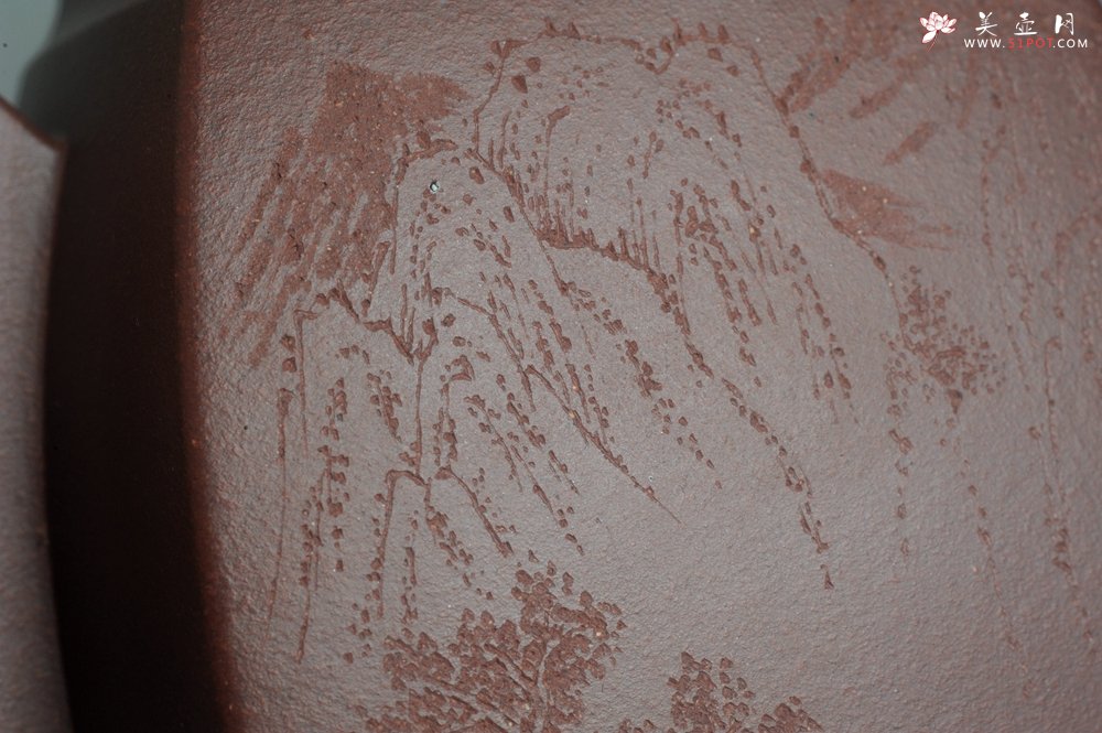 紫砂壶图片：全手工精致汉方壶 装饰山水 特文气 - 全手工紫砂壶网