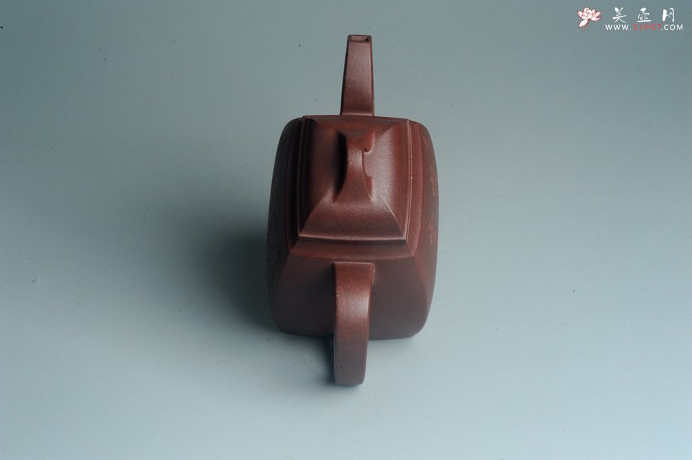 紫砂壶图片：全手工精致汉方壶 装饰山水 特文气 - 全手工紫砂壶网