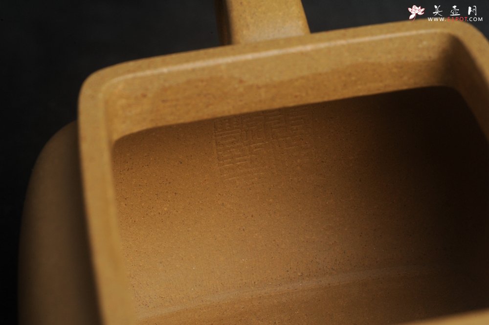 紫砂壶图片：实力派张海艳 全手工黄金段泥四方纳福壶 泥料做工俱佳 期待与亲结缘 - 全手工紫砂壶网