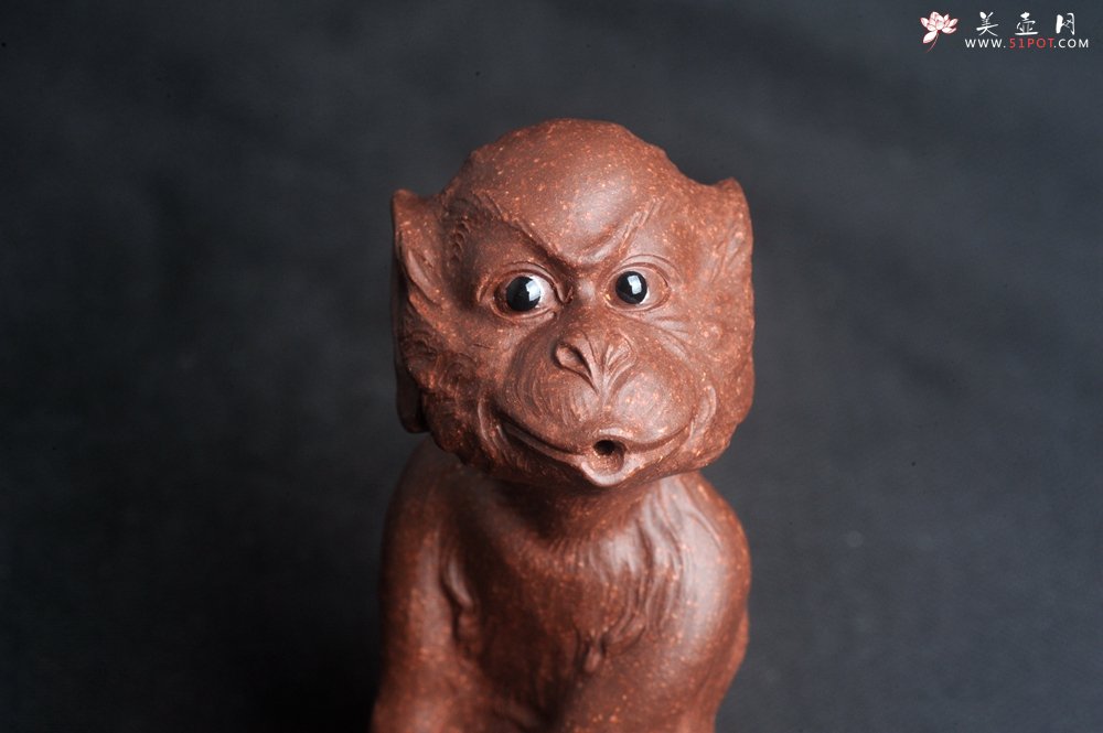 紫砂壶图片：美宠特惠 实力派工艺员姚老师 预计明年升助工 超精品老紫泥紫砂美猴灵猴茶宠 高11cm  肌理丰富生 - 全手工紫砂壶网