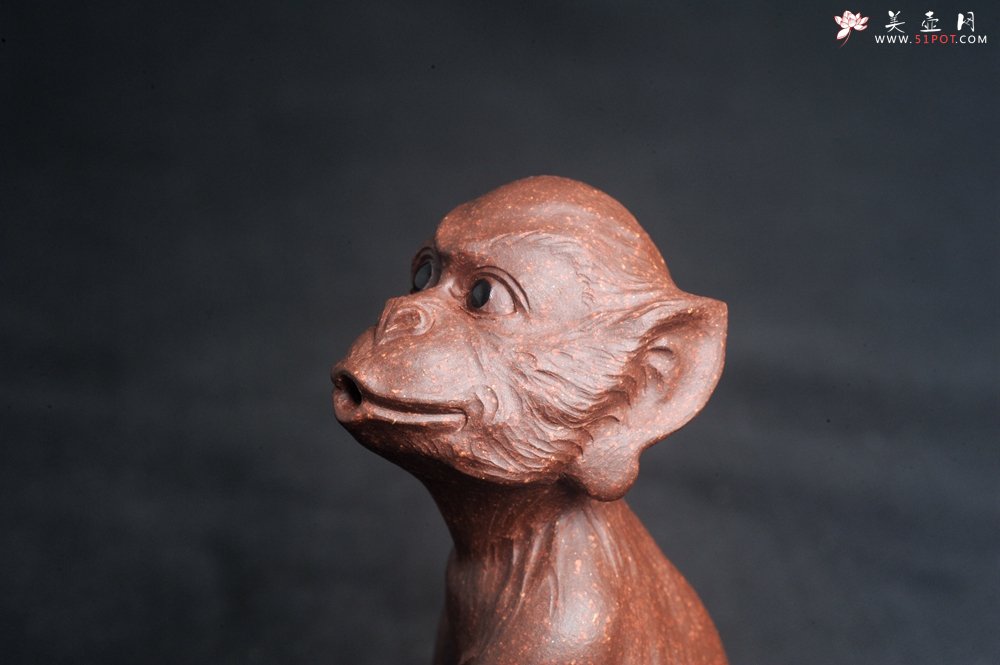 紫砂壶图片：美宠特惠 实力派工艺员姚老师 预计明年升助工 超精品老紫泥紫砂美猴灵猴茶宠 高11cm  肌理丰富生 - 全手工紫砂壶网