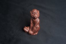 紫砂壶图片：美宠特惠 实力派工艺员姚老师 预计明年升助工 超精品老紫泥紫砂美猴灵猴茶宠 高11cm  肌理丰富生 - 全手工紫砂壶网