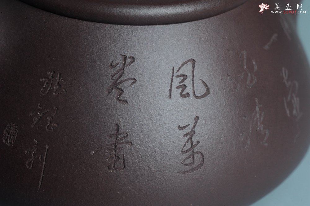 紫砂壶图片：实力派工艺师周斌 优质底槽青全手工精工 满瓢壶 张听钢装饰人物 明月一壶酒 清风万卷书 - 全手工紫砂壶网