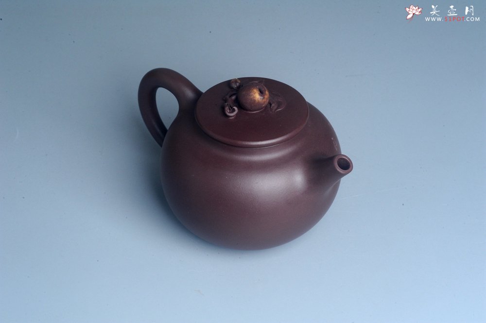 紫砂壶图片：实力派工艺师周斌 优质底槽清全手工精工 原创寿桃壶 陶兴双刀装饰 福如东海长流水 寿比南山不老松 特 - 全手工紫砂壶网