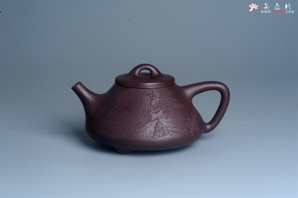 紫砂壶图片：实力派助工周斌 优质底槽青全手工精工 子冶石瓢壶 张听钢精刻山水 青山似欲留人住  香茗何妨为客尝 - 全手工紫砂壶网