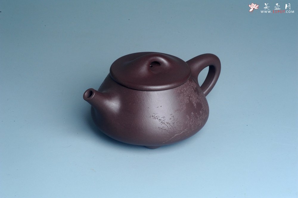 紫砂壶图片：实力派工艺师周斌 优质底槽青全手工精工 满瓢壶 张听钢装饰山水  知足是人生一乐 无为得天地自然 - 全手工紫砂壶网