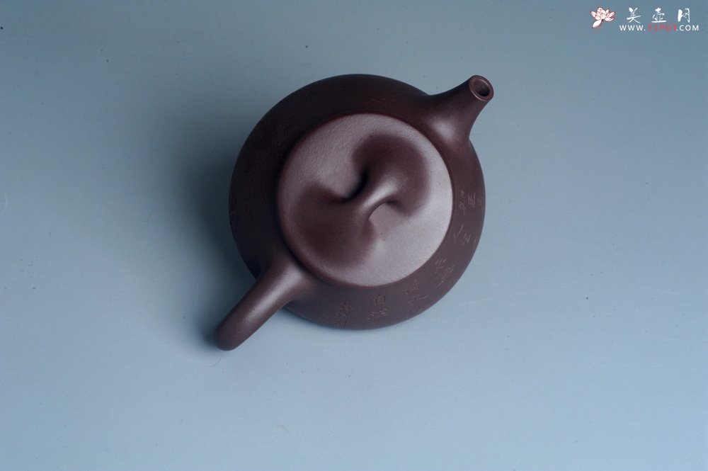 紫砂壶图片：实力派工艺师周斌 优质底槽青全手工精工 满瓢壶 张听钢装饰山水  知足是人生一乐 无为得天地自然 - 全手工紫砂壶网