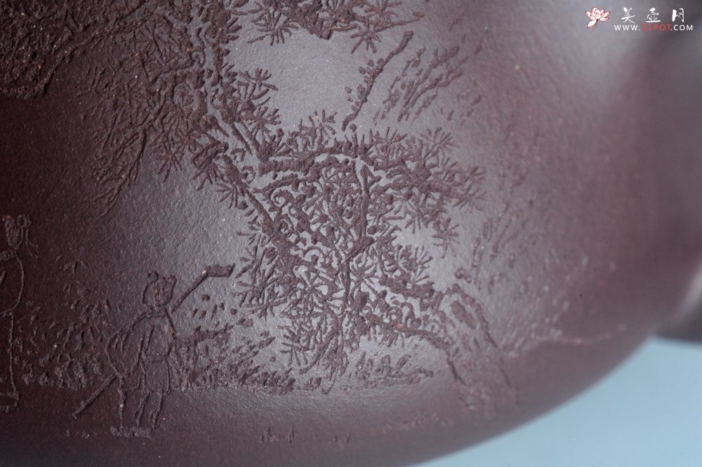 紫砂壶图片：实力派工艺师周斌 优质底槽青全手工精工 满瓢壶 张听钢装饰山水  知足是人生一乐 无为得天地自然 - 全手工紫砂壶网