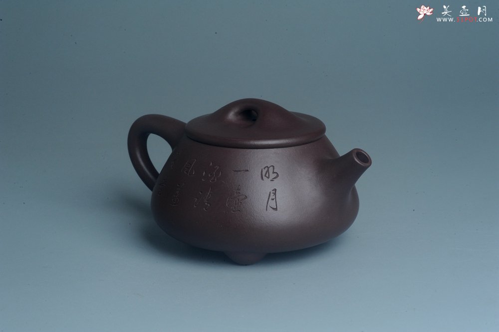 紫砂壶图片：实力派工艺师周斌 优质底槽青全手工精工 满瓢壶 张听钢装饰人物 明月一壶酒 清风万卷书 - 全手工紫砂壶网