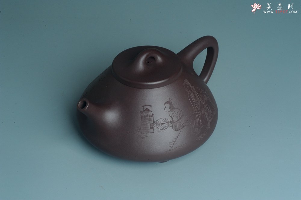 紫砂壶图片：实力派工艺师周斌 优质底槽青全手工精工 子冶石瓢壶 张听钢装饰人物 平生衣食随缘好 过得清闲便是仙 - 全手工紫砂壶网