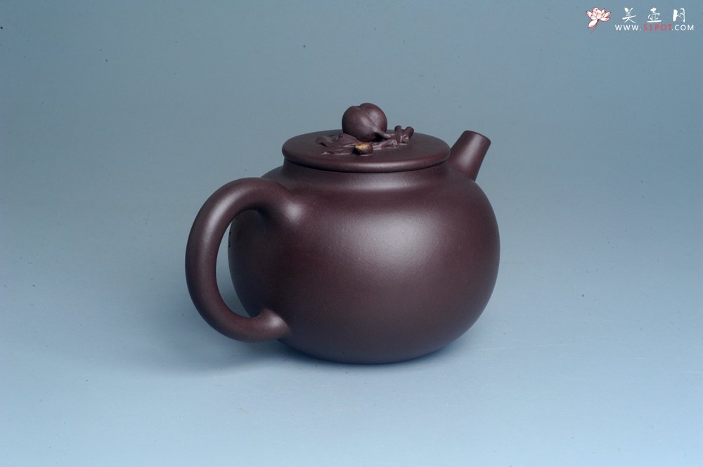 紫砂壶图片：实力派工艺师周斌 优质底槽清全手工精工 原创寿桃壶 陶兴双刀装饰 福如东海长流水 寿比南山不老松 特 - 全手工紫砂壶网
