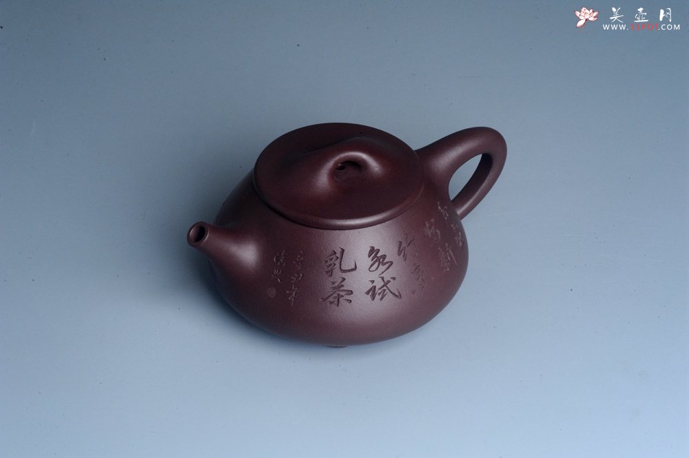紫砂壶图片：实力派工艺师周斌 优质底槽青全手工精工满瓢壶 陶兴双刀装饰 特文气 玉壶写新竹 烹泉试乳茶 - 全手工紫砂壶网