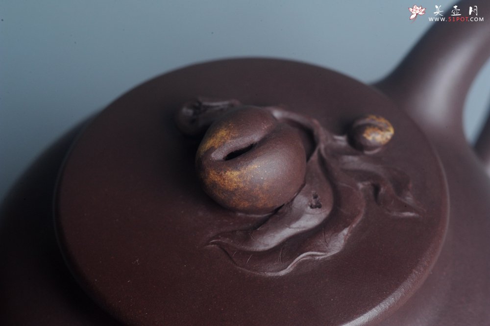 紫砂壶图片：实力派工艺师周斌 优质底槽清全手工精工 原创寿桃壶 陶兴双刀装饰 福如东海长流水 寿比南山不老松 特 - 全手工紫砂壶网