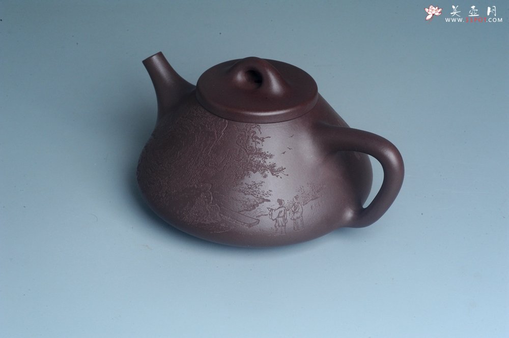 紫砂壶图片：实力派助工周斌 优质底槽青全手工精工 子冶石瓢壶 张听钢精刻山水 青山似欲留人住  香茗何妨为客尝 - 全手工紫砂壶网