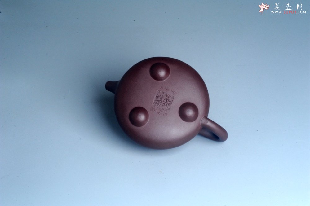 紫砂壶图片：实力派工艺师周斌 优质底槽青全手工精工 满瓢壶 张听钢装饰山水 好山一窗足 佳景四时宜 - 全手工紫砂壶网