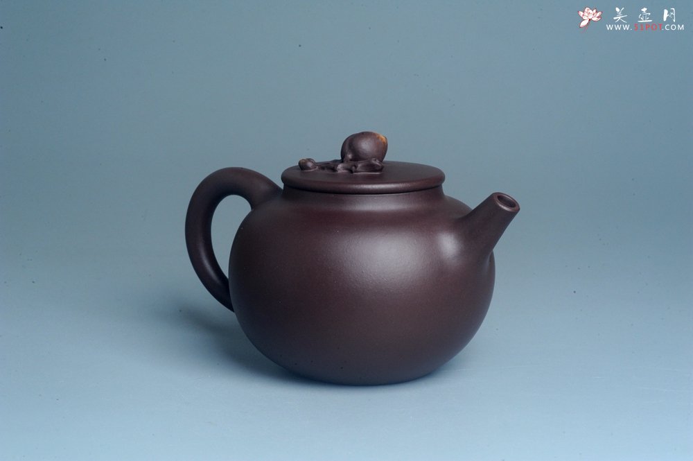 紫砂壶图片：实力派工艺师周斌 优质底槽清全手工精工 原创寿桃壶 陶兴双刀装饰 福如东海长流水 寿比南山不老松 特 - 全手工紫砂壶网