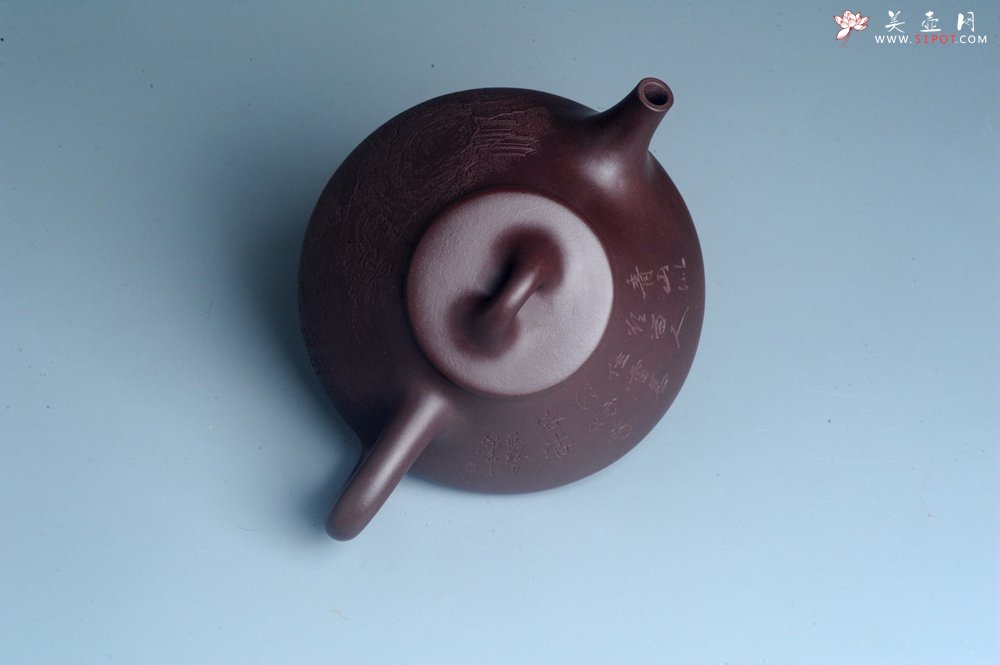 紫砂壶图片：实力派助工周斌 优质底槽青全手工精工 子冶石瓢壶 张听钢精刻山水 青山似欲留人住  香茗何妨为客尝 - 全手工紫砂壶网