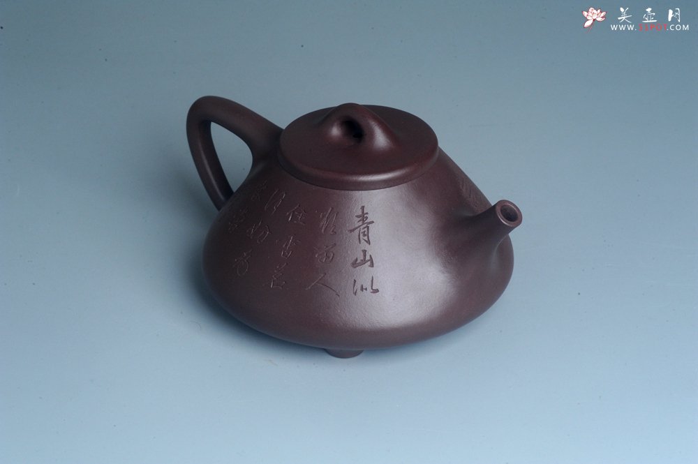 紫砂壶图片：实力派助工周斌 优质底槽青全手工精工 子冶石瓢壶 张听钢精刻山水 青山似欲留人住  香茗何妨为客尝 - 全手工紫砂壶网
