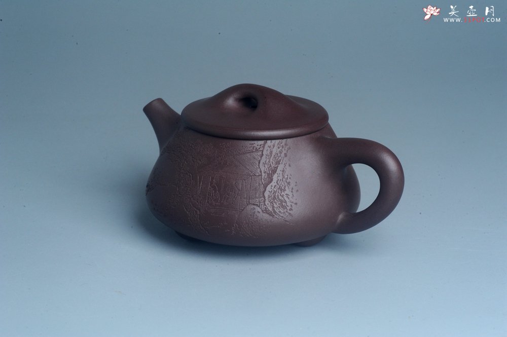 紫砂壶图片：实力派工艺师周斌 优质底槽青全手工精工 满瓢壶 张听钢装饰山水 好山一窗足 佳景四时宜 - 全手工紫砂壶网