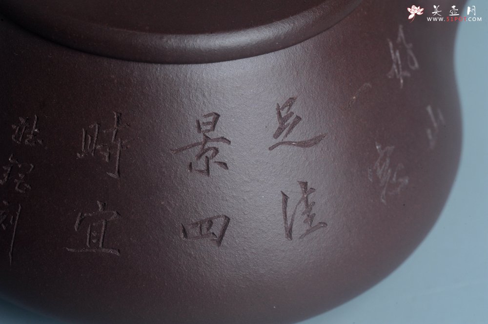 紫砂壶图片：实力派工艺师周斌 优质底槽青全手工精工 满瓢壶 张听钢装饰山水 好山一窗足 佳景四时宜 - 全手工紫砂壶网