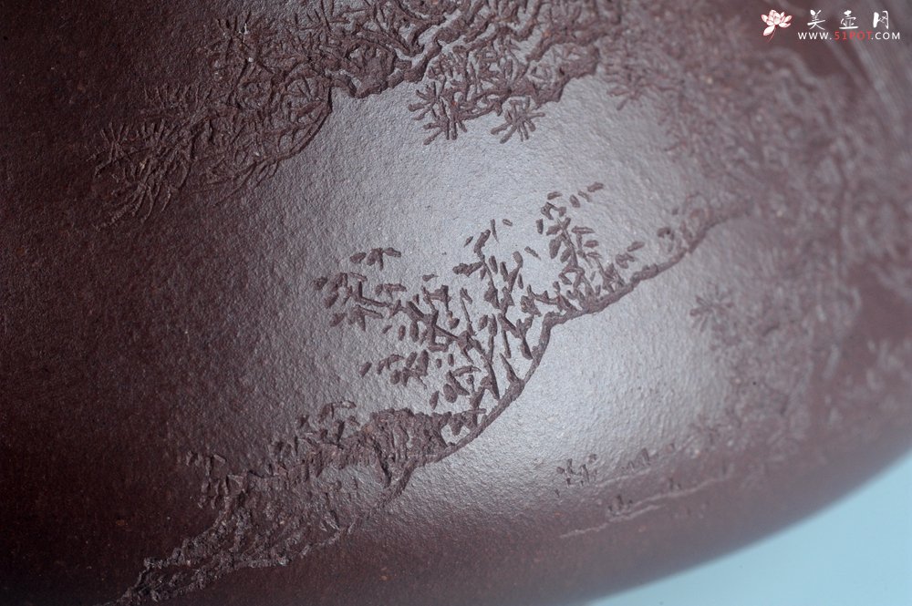 紫砂壶图片：实力派工艺师周斌 优质底槽青全手工精工 满瓢壶 张听钢装饰山水 好山一窗足 佳景四时宜 - 全手工紫砂壶网