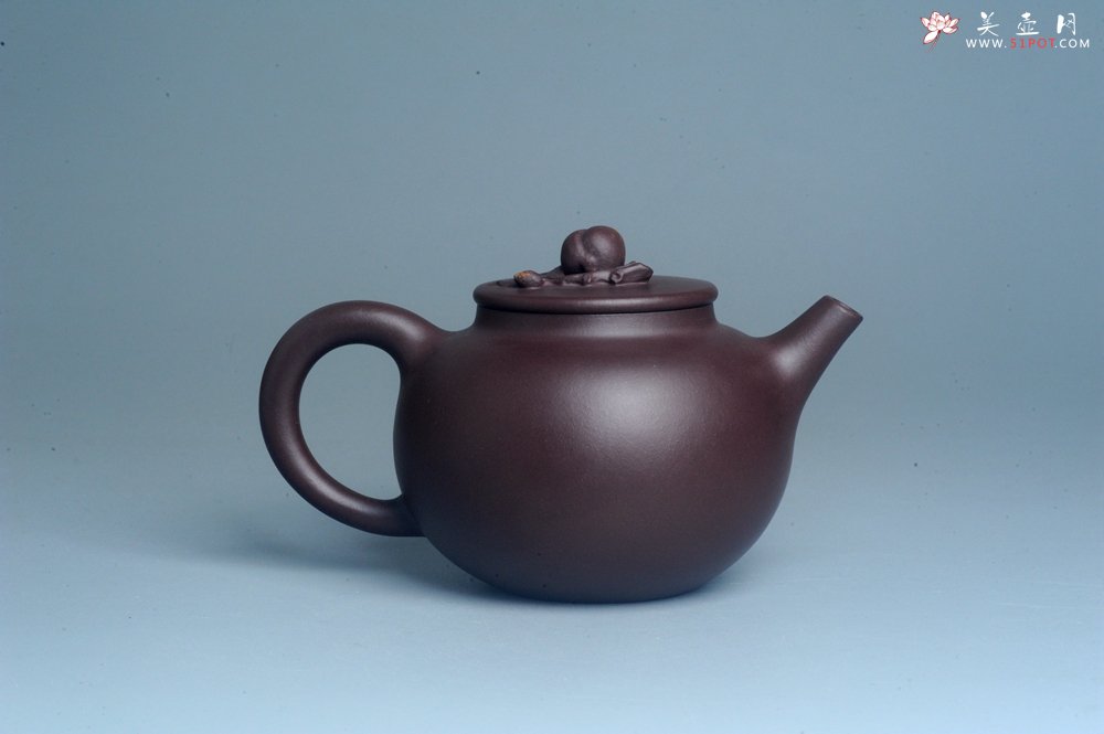 紫砂壶图片：实力派工艺师周斌 优质底槽清全手工精工 原创寿桃壶 陶兴双刀装饰 福如东海长流水 寿比南山不老松 特 - 全手工紫砂壶网