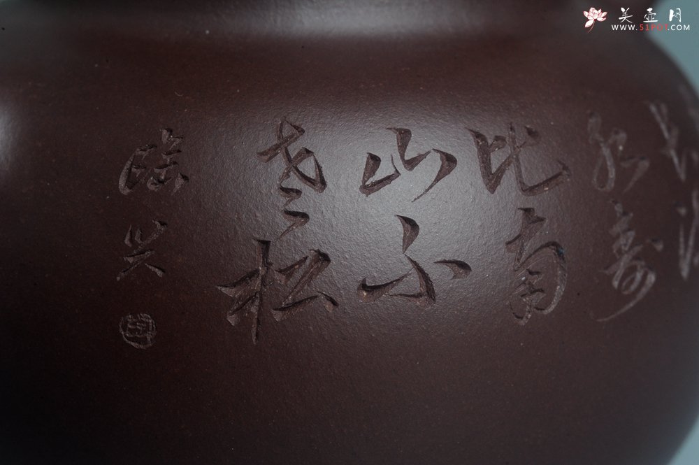 紫砂壶图片：实力派工艺师周斌 优质底槽清全手工精工 原创寿桃壶 陶兴双刀装饰 福如东海长流水 寿比南山不老松 特 - 全手工紫砂壶网