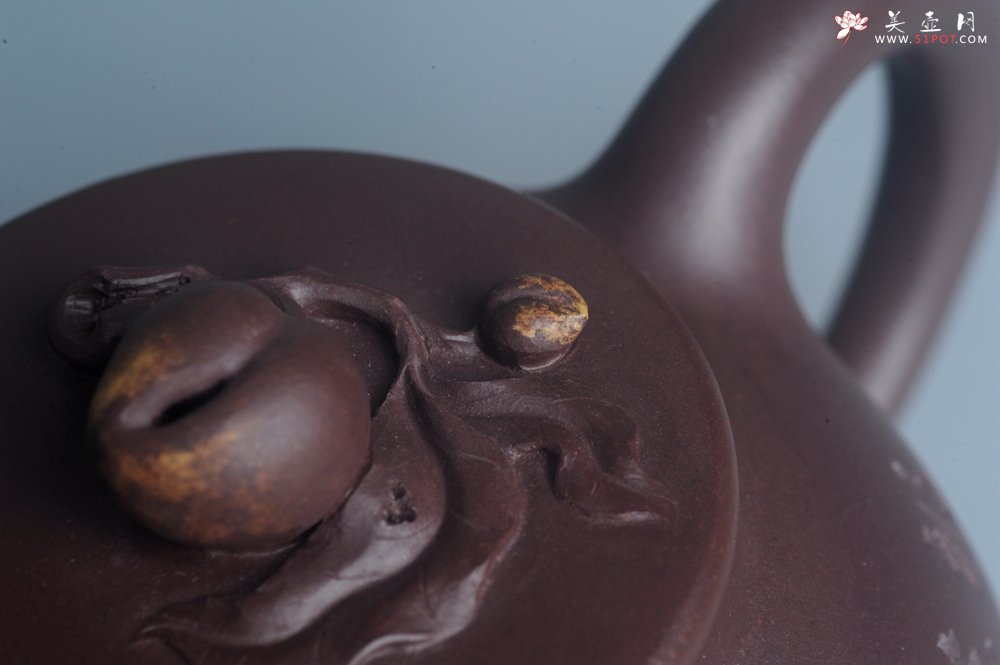 紫砂壶图片：实力派工艺师周斌 优质底槽清全手工精工 原创寿桃壶 陶兴双刀装饰 福如东海长流水 寿比南山不老松 特 - 全手工紫砂壶网