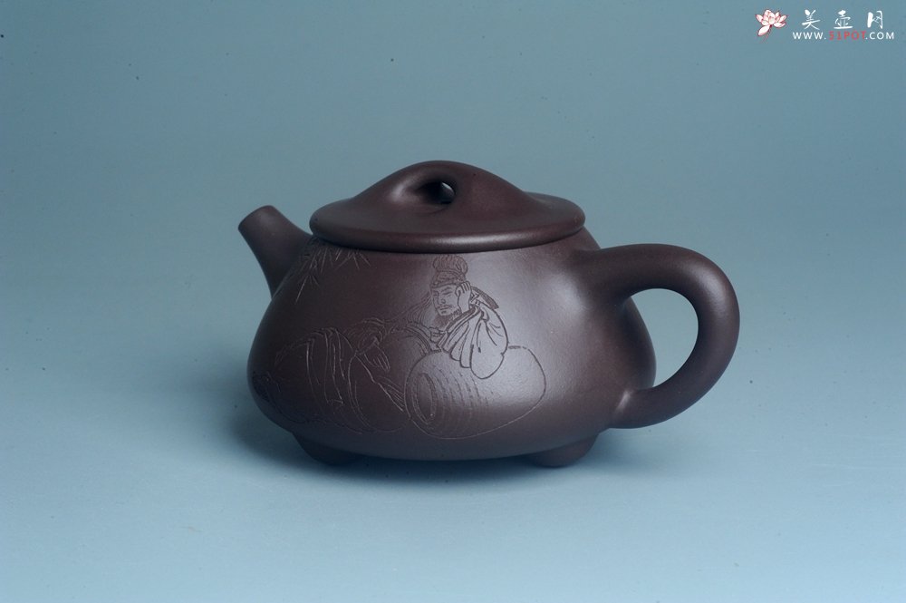 紫砂壶图片：实力派工艺师周斌 优质底槽青全手工精工 满瓢壶 张听钢装饰人物 明月一壶酒 清风万卷书 - 全手工紫砂壶网