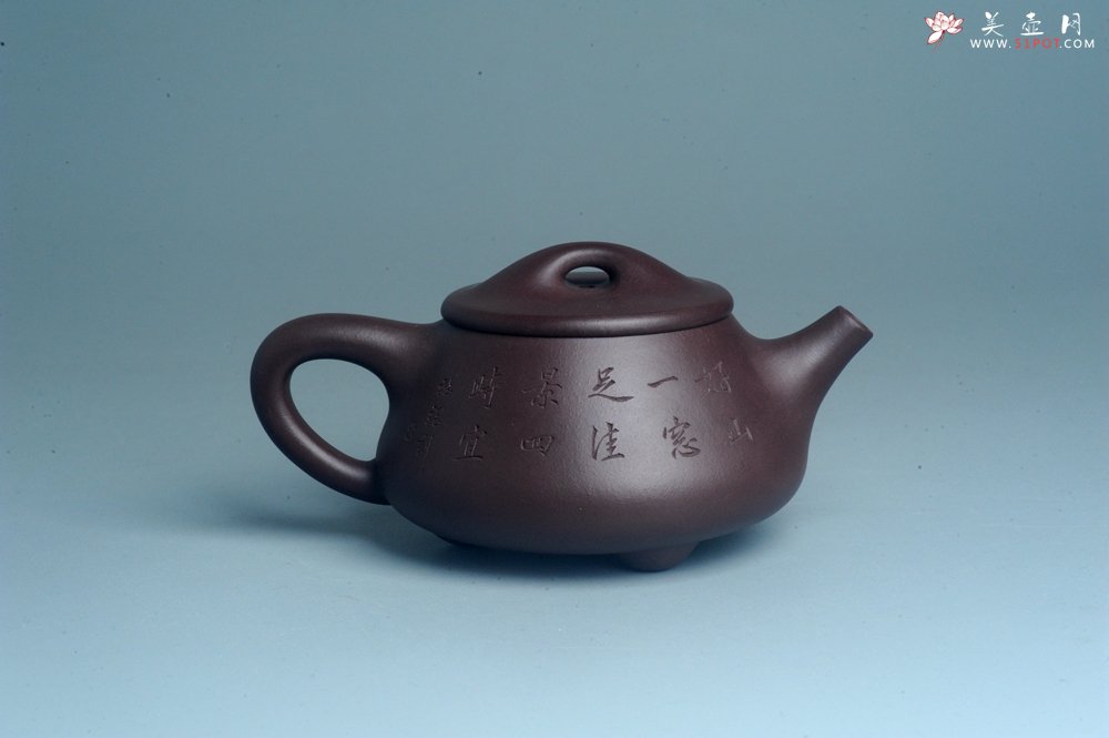 紫砂壶图片：实力派工艺师周斌 优质底槽青全手工精工 满瓢壶 张听钢装饰山水 好山一窗足 佳景四时宜 - 全手工紫砂壶网