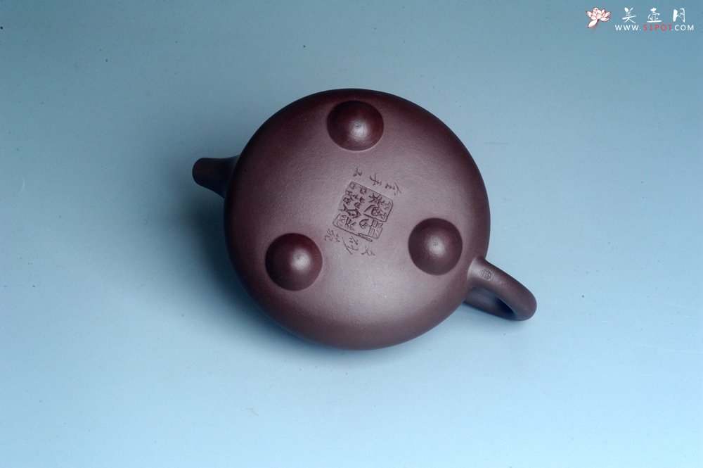 紫砂壶图片：实力派工艺师周斌 优质底槽青全手工精工 满瓢壶 张听钢装饰人物 明月一壶酒 清风万卷书 - 全手工紫砂壶网