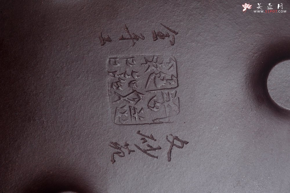 紫砂壶图片：实力派助工周斌 优质底槽青全手工精工 子冶石瓢壶 张听钢精刻山水 青山似欲留人住  香茗何妨为客尝 - 全手工紫砂壶网