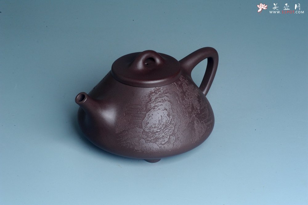 紫砂壶图片：实力派助工周斌 优质底槽青全手工精工 子冶石瓢壶 张听钢精刻山水 青山似欲留人住  香茗何妨为客尝 - 全手工紫砂壶网