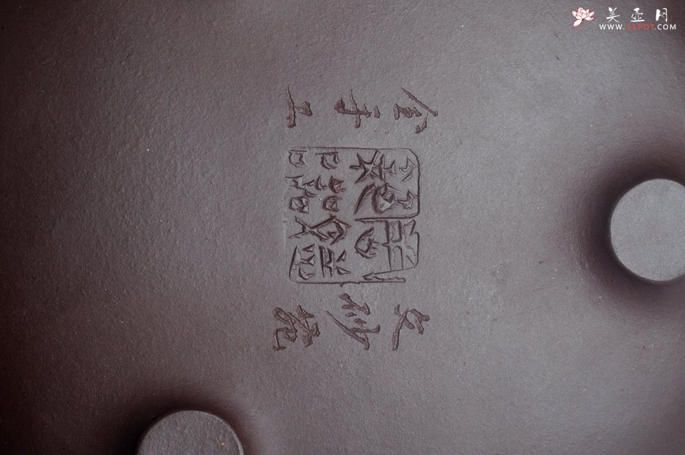 紫砂壶图片：实力派工艺师周斌 优质底槽青全手工精工 子冶石瓢壶 张听钢装饰人物 平生衣食随缘好 过得清闲便是仙 - 全手工紫砂壶网