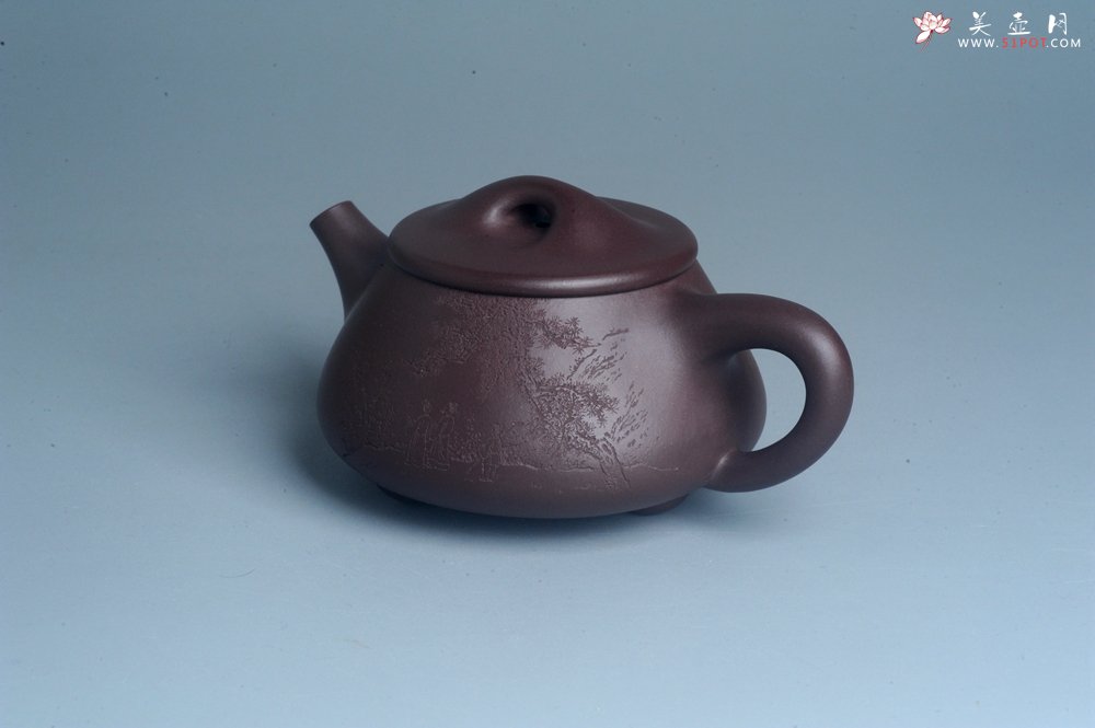 紫砂壶图片：实力派工艺师周斌 优质底槽青全手工精工 满瓢壶 张听钢装饰山水  知足是人生一乐 无为得天地自然 - 全手工紫砂壶网