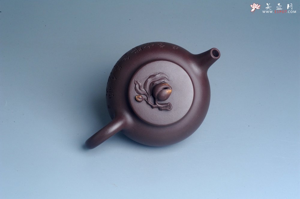 紫砂壶图片：实力派工艺师周斌 优质底槽清全手工精工 原创寿桃壶 陶兴双刀装饰 福如东海长流水 寿比南山不老松 特 - 全手工紫砂壶网