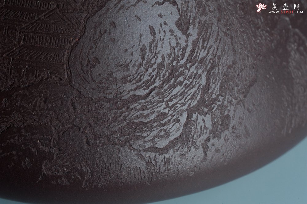 紫砂壶图片：实力派助工周斌 优质底槽青全手工精工 子冶石瓢壶 张听钢精刻山水 青山似欲留人住  香茗何妨为客尝 - 全手工紫砂壶网