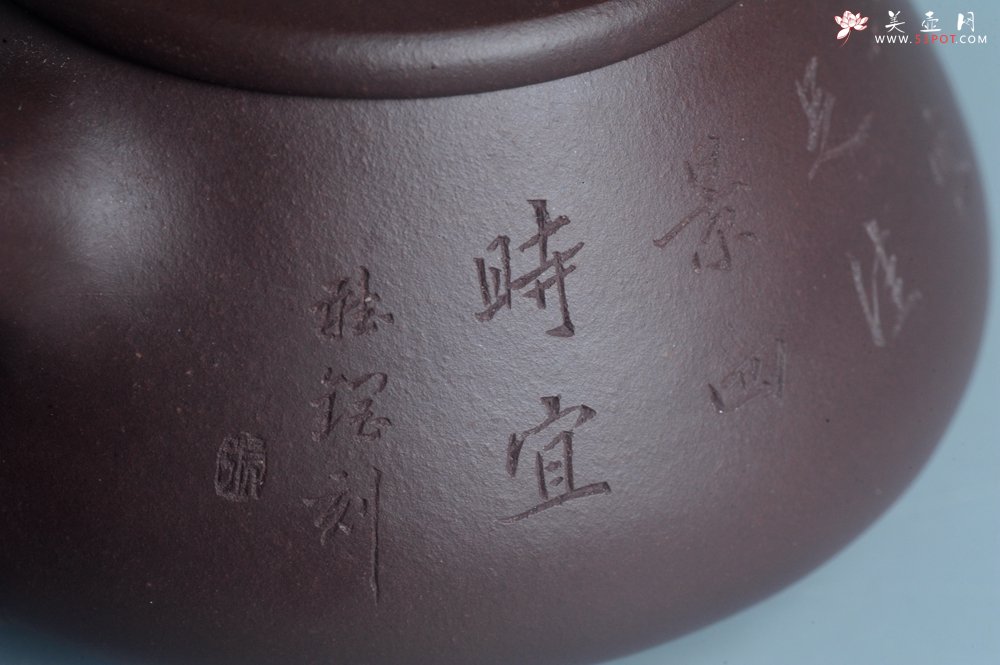 紫砂壶图片：实力派工艺师周斌 优质底槽青全手工精工 满瓢壶 张听钢装饰山水 好山一窗足 佳景四时宜 - 全手工紫砂壶网