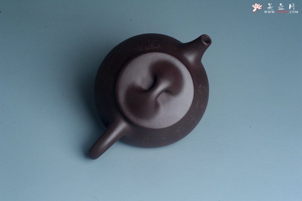 紫砂壶图片：实力派工艺师周斌 优质底槽青全手工精工 满瓢壶 张听钢装饰人物 明月一壶酒 清风万卷书 - 全手工紫砂壶网