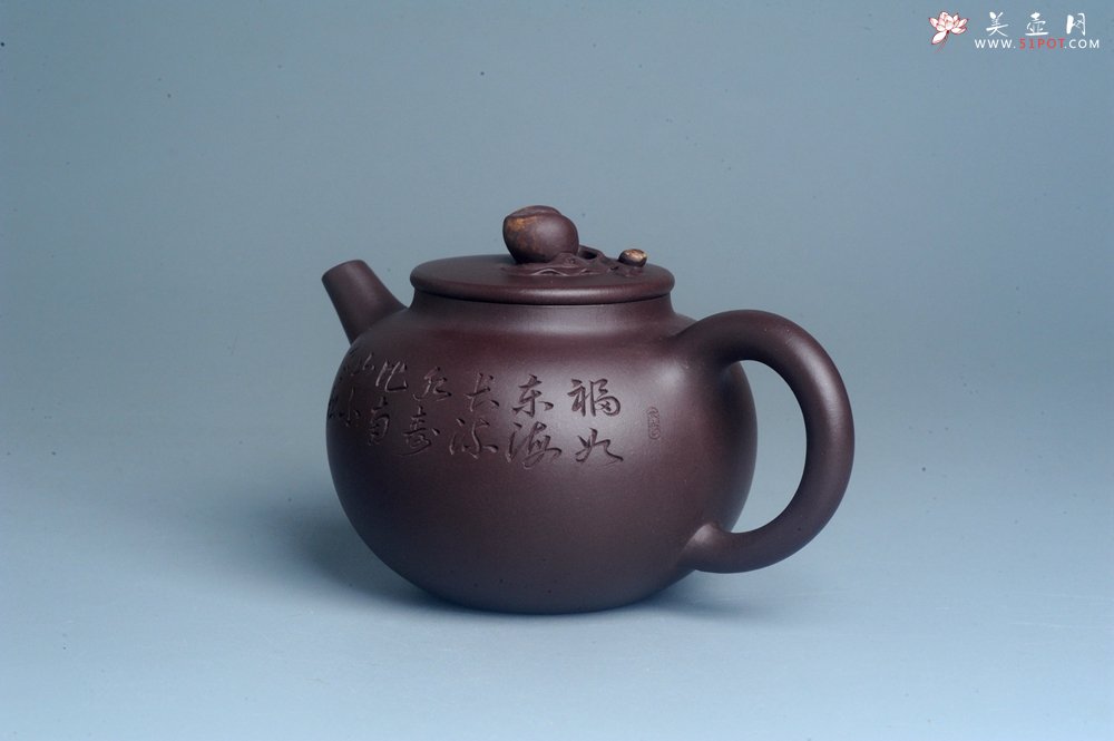 紫砂壶图片：实力派工艺师周斌 优质底槽清全手工精工 原创寿桃壶 陶兴双刀装饰 福如东海长流水 寿比南山不老松 特 - 全手工紫砂壶网