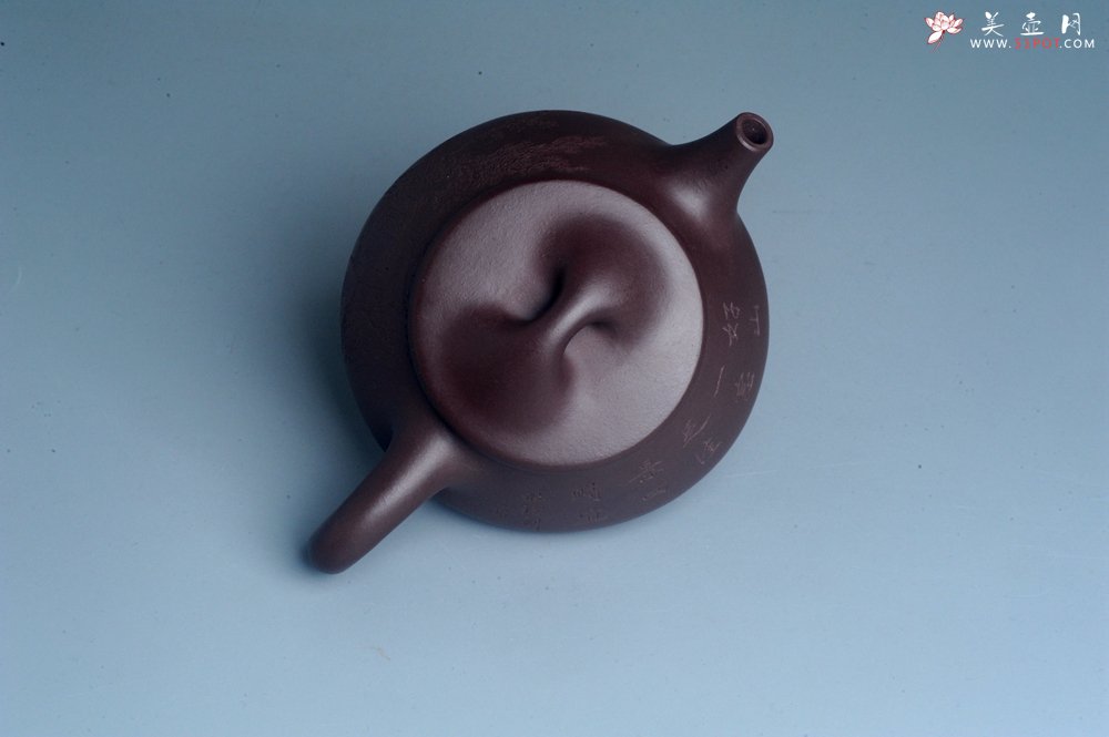 紫砂壶图片：实力派工艺师周斌 优质底槽青全手工精工 满瓢壶 张听钢装饰山水 好山一窗足 佳景四时宜 - 全手工紫砂壶网