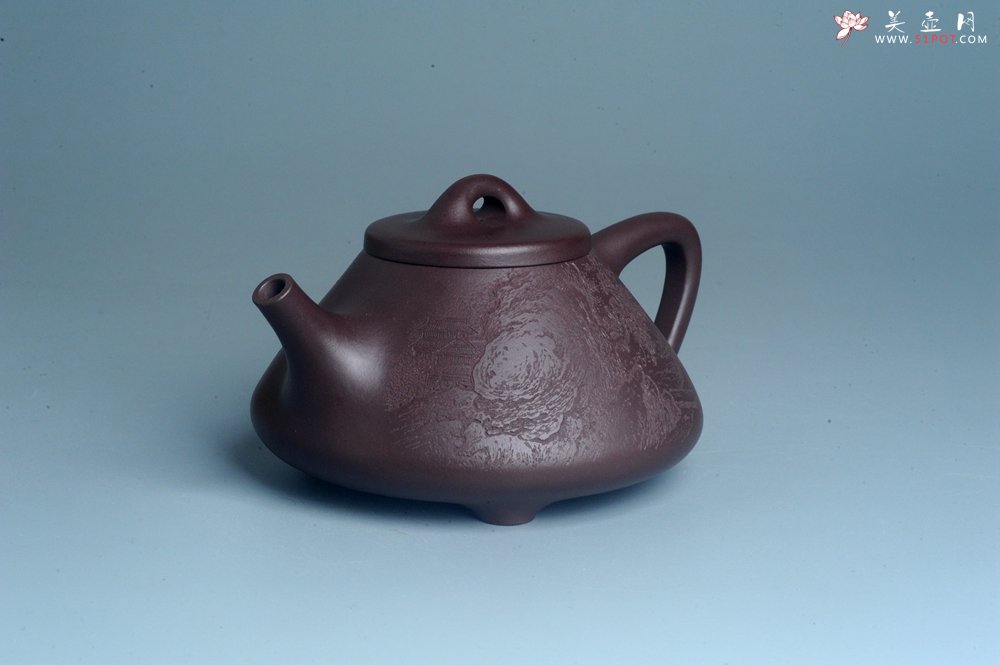 紫砂壶图片：实力派助工周斌 优质底槽青全手工精工 子冶石瓢壶 张听钢精刻山水 青山似欲留人住  香茗何妨为客尝 - 全手工紫砂壶网